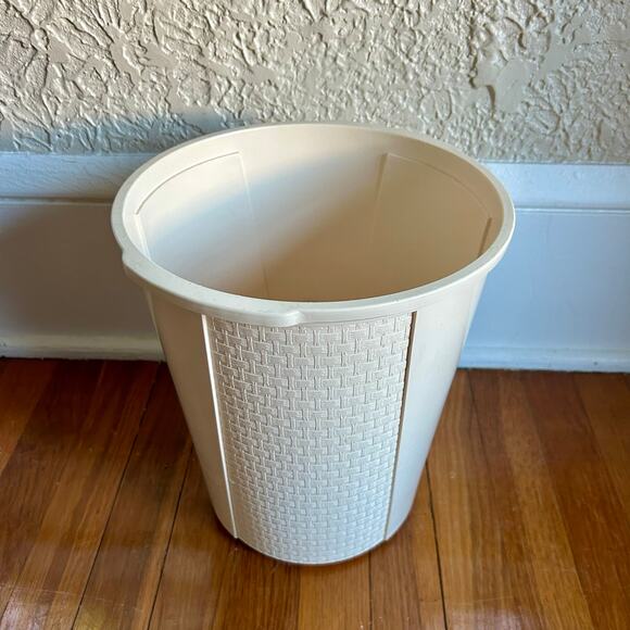 Vintage Woven Texture Beige Plastic Wastebasket, Retro 1970s/80s Style - Picture 6 of 11